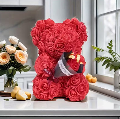 Ursuleț de trandafiri artificiali cu buchet în brațe