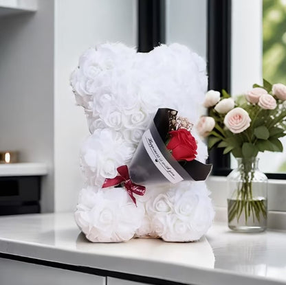 Ursuleț de trandafiri artificiali cu buchet în brațe