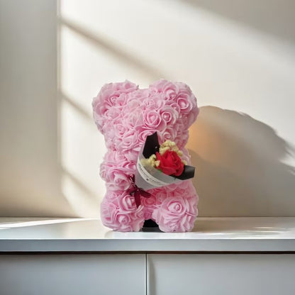 Ursuleț de trandafiri artificiali cu buchet în brațe